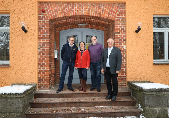 V.l.: Rainer Janik (Ferienzentrums Schwerin), Claudia Baude (AWO SANO), Ulli Gursinski (bisheriger Herbergsvater) und Axel Mielke (AWO Soziale Dienste Westmecklenburg gGmbh) vor der Jugendherberge Schwerin, Foto: maxpres