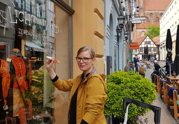 Anne Kubik ist eine der Künstlerinnen, die die Schaufenster Schwerins verschönern, Foto: maxpress