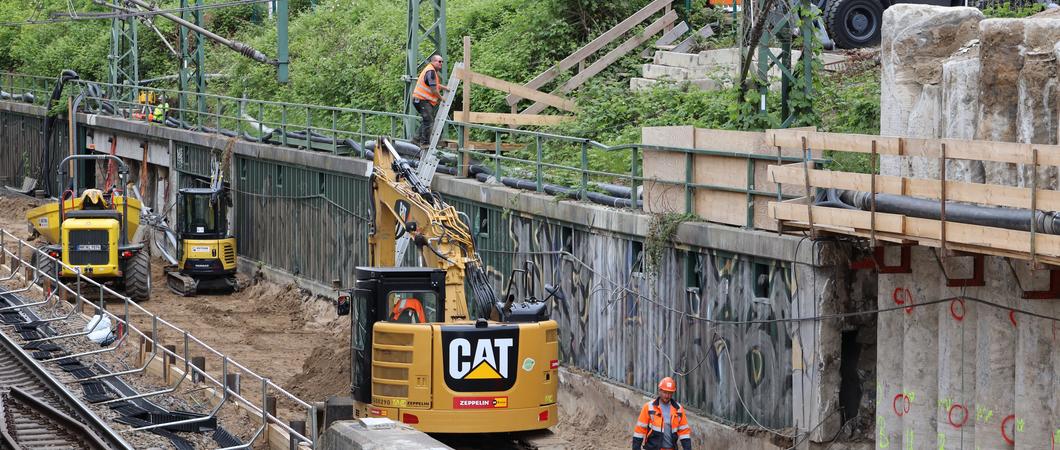 An der Wallstraßenbrücke müssen Bauabläufe umgeplant werden: Zwar wird der Ersatzneubau des Brückenbauwerks inclusive der erforderlichen Gleisbauarbeiten wie geplant im kommenden Jahr abgeschlossen.