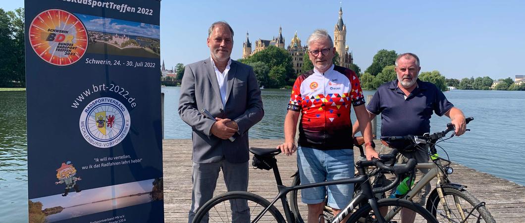 Sportdezernent Andreas Ruhl, Uwe Meinke (Radsportverband MV) und Eckhard Lamprecht (ADFC Schwerin, v.l.n.r.) freuen sich auf viele Besucher und tolle Touren, Foto: maxpress