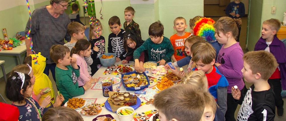 Unter anderem Skelette, Prinzessinnen und der gelbe Pikachu eroberten das Faschingsbuffet der Paulsstädter Fritzen.Gemeinsam mit rund 500 weiteren Kindern der Kita gGmbH haben sie ausgelassen gefeiert