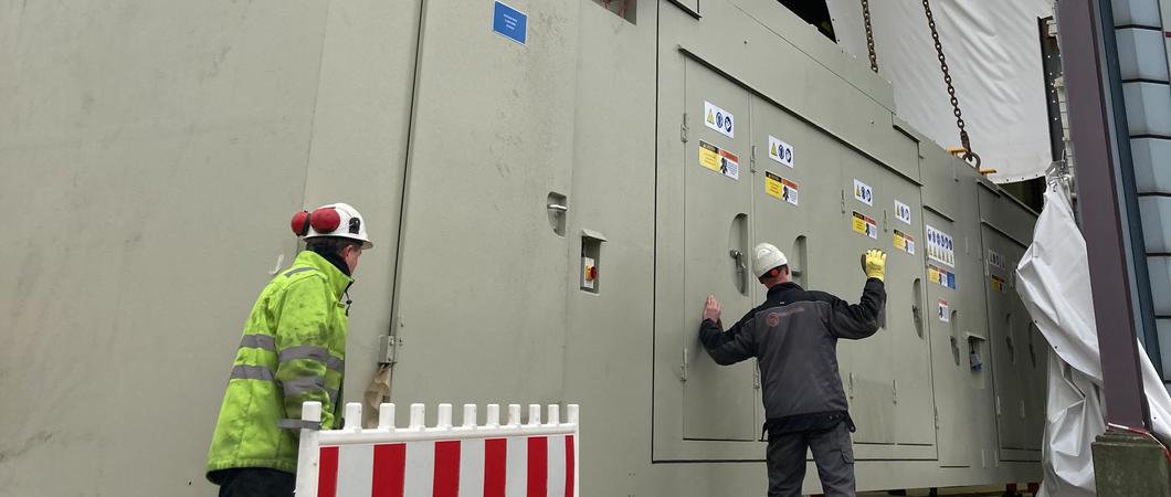 Effiziente Erzeugung – gemäß diesem Leitbild wird nun auch das zweite Heizkraftwerk der Stadtwerke Schwerin von Grund auf modernisiert. Heute wurde die 50 Tonnen schwere Gasturbine von Solar Turbines durch einen 400 Tonnen Autokran in die Kraftwerkshalle