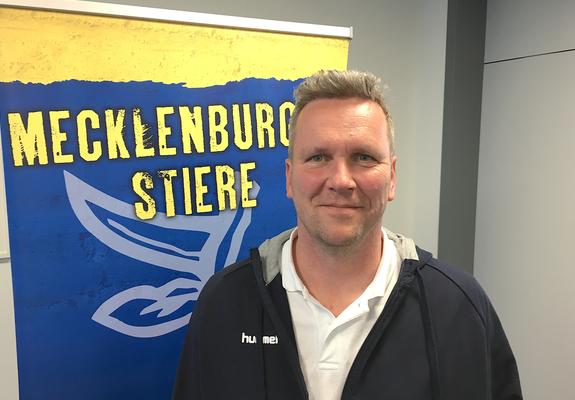 Bescheiden, ruhig, fachlich versiert: Mit Ronald „Köhner“ Bahr übernimmt jetzt ein weit über Schwerin hinaus bekannter ehemaliger Profi-Handballer die sportliche Leitung beim Verein Mecklenburger Stiere Schwerin e.V.