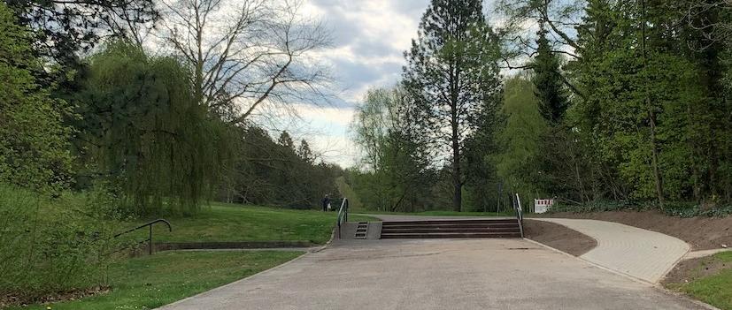 Die neue Rampe am Eingangsbereich des Waldfriedhofs