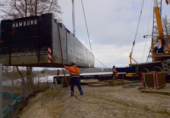 Die Arbeiten zum Bau der Radwegbrücke als Verbindung zwischen Dwang und Krösnitz gehen voran. Seit 1. März sind die Beschäftigten der durch den Eigenbetrieb SDS beauftragen Baufirma intensiv mit Baggern im Einsatz.