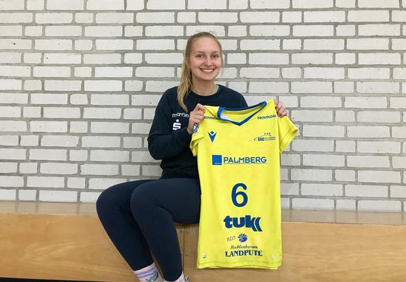 Libera Patricia Nestler präsentiert das neue Trikot Trikot