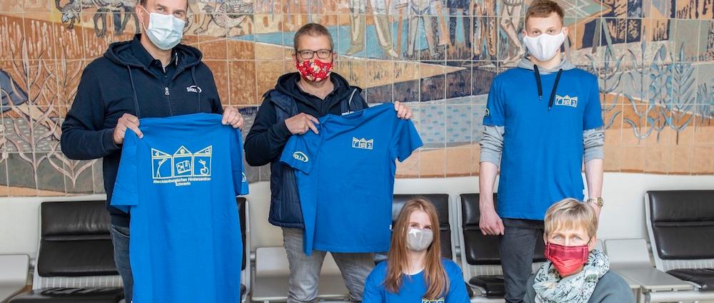 Ein eigenes Motiv auf dem Schul-T-Shirt zu haben ist schon etwas Besonderes. Genau das können nun die Schüler des Mecklenburgischen Förderzentrums von sich behaupten, denn die Idee für den Aufdruck hatten sie schließlich selbst.