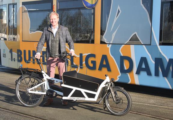 Der Nahverkehr wird zukünftig Lastenräder verleihen – auch NVS-Geschäftsführer Wilfried Eisenberg setzt privat auf das geräumige und umweltbewusste Gefährt, Foto: NVS