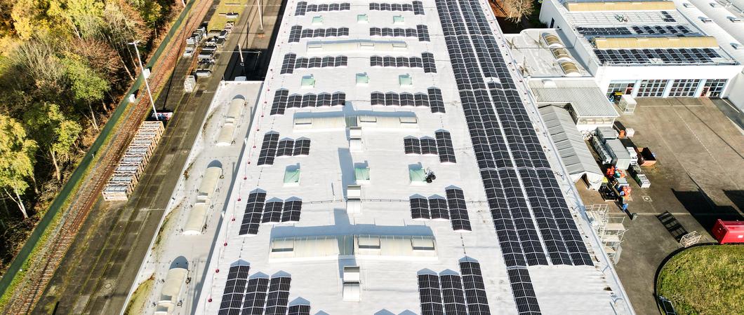 Bereits seit 2011 dient das Dach des NVS-Verwaltungsgebäudes am Betriebshof Haselholz den Schweriner Stadtwerken zur Stromerzeugung per Sonnenenergie. Nun sind auch die Werkstätten und die Busabstellhalle mit Solarzellen ausgestattet.