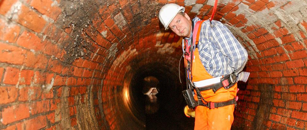 Der Kanal in der August-Bebel- Straße gehört mit einem Durchmessser von 1,80 Meter zu den größten in Schwerin. Um in diesem Bereich die Folgen möglicher Starkregenereignisse so gering wie möglich zu halten, hat die SAE eine zusätzliche Reinigung des Kanal