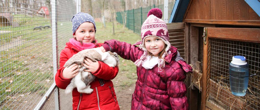 Helene und Smilla besuchen Häsin Trudi in ihrem Gehege