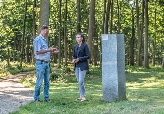 Die Friedhöfe der Landeshauptstadt bieten eine Vielfalt an Bestattungsmöglichkeiten, welche sich an den Wünschen und Bedürfnissen der Zeit orientieren.