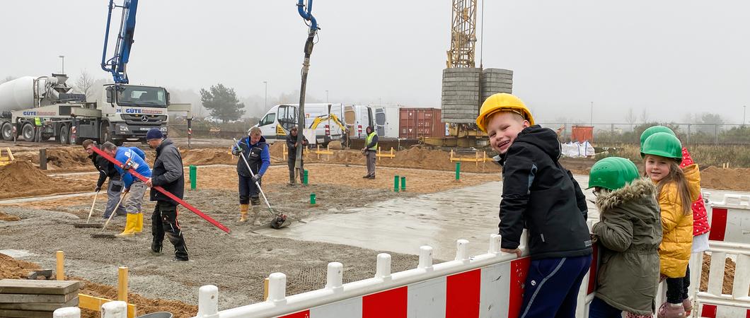 Aufregend für die kleinen Baureporter ist das Baggergucken auf der Kita-Baustelle