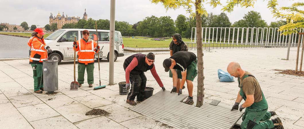 Wer auf der Schwimmenden Wiese spazieren geht, über den Bertha- Klingberg-Platz flaniert oder die Friedhöfe besucht, hat sie sicherlich schon bei der Arbeit gesehen – die Pflegegruppe der Dreescher Werkstätten.