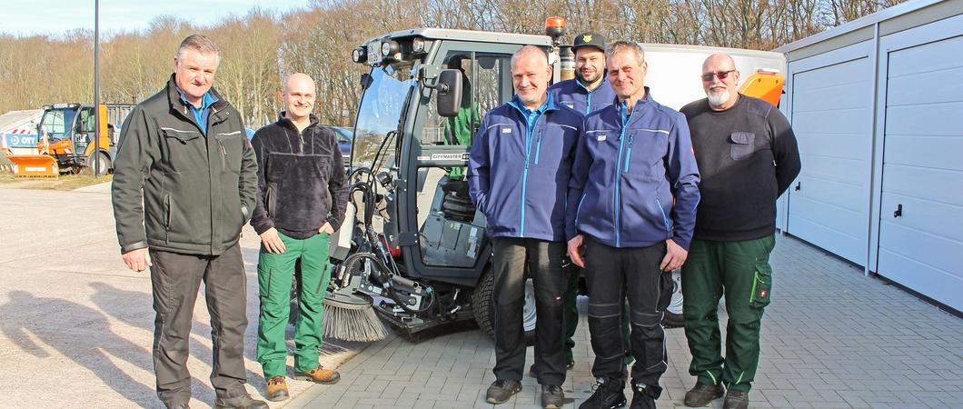 Besser könnten Job und Name nicht harmonieren: Dietmar Blum (l.) kümmert sich seit 2010 leitend um den Garten- und Landschaftsbau.