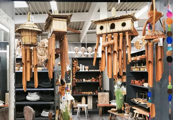 Auf 1.900 Quadratmetern gibt es bei fischer‘s Lagerhaus ausgefallene Möbelstücke und Wohnaccessoires zu entdecken. Die Suche nach Kerzenständern, Schreibtischlampen, Ledergürteln oder einem massiven Schrank wird dabei zu einem echten Abenteuer.