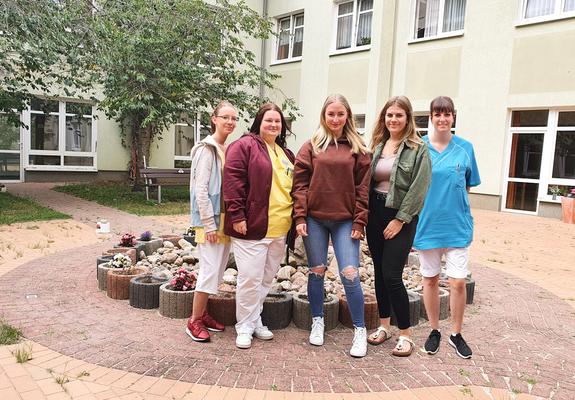 V.l.: Sabrina Wagner, Emma Stehnke, Angelina Schwarz, Lisa-Marie Klimaschka und Jasmin Steinmeyer, Foto: Wohnpark Zippendorf