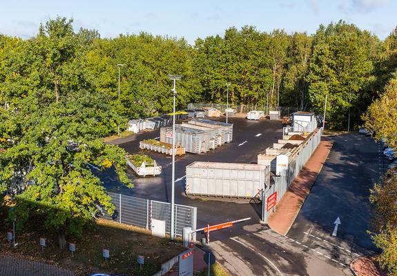 Nach der Verschmelzung mit dem bisherigen Betreiber des Recyclinghofs Süd in der Ludwigsluster Chaussee 53 hat die Schweriner Abfallentsorgungs- und Straßenreinigungsgesellschaft mbH in den vergangenen Wochen ihren eigenen Wertstoffhof