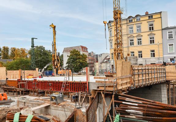 Das tiefe Loch, das monatelang zwischen den beiden Seiten der Wallstraße klaffte, ist so gut wie geschlossen und das Bauwerk sieht schon fast wieder aus wie eine Brücke. Dazu wird die Brückendecke jedoch wieder abgesenkt.