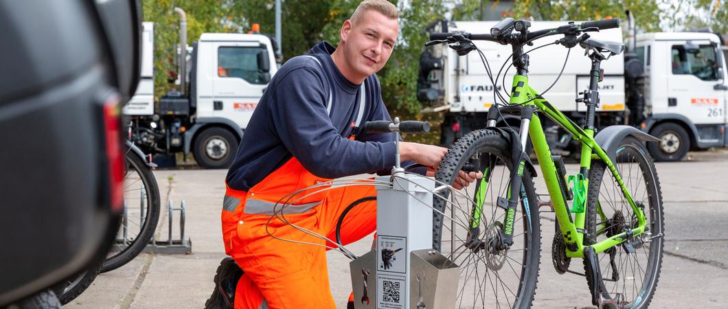 Wer kennt das nicht? Auf dem Weg zum Einkauf verliert der hintere Reifen am Fahrrad plötzlich seinen Druck und die Luftpumpe liegt natürlich im Keller.