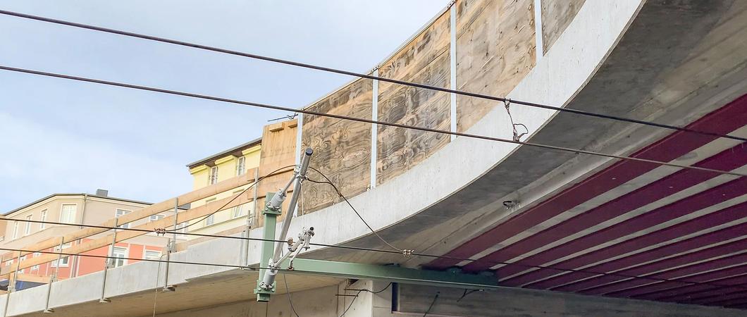 Der typische Bogen der Wallstraßenbrücke ist schon wieder gut zu erkennen und die Betonarbeiten gehen voran, Foto: maxpress