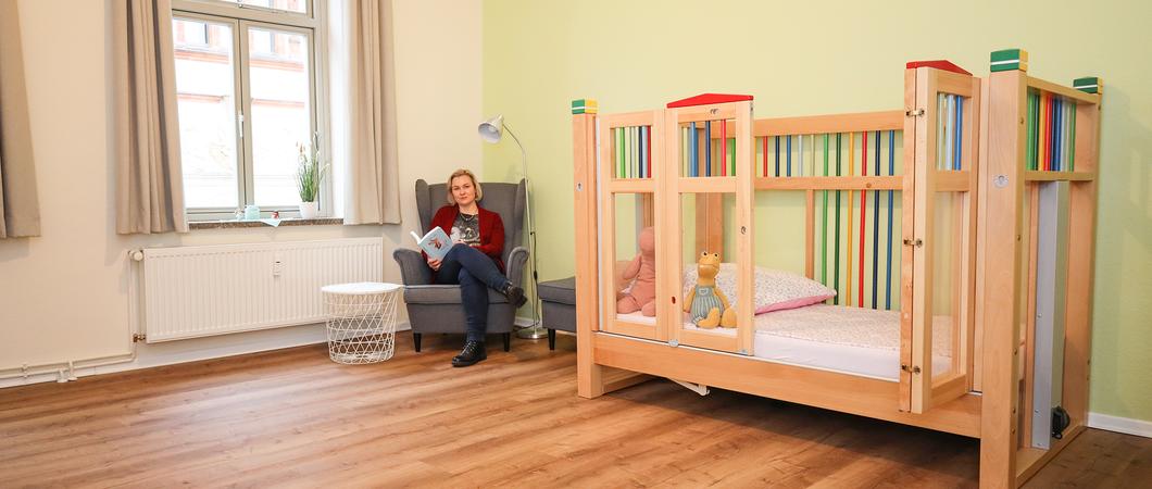 Katharina Schulert, Flügelchen-Koodinatorin für MV in einem der Kinderzimmer des Nestes, wo schwerkranke Kinder auf Zeit wohnen und intensive Pflege bekommen