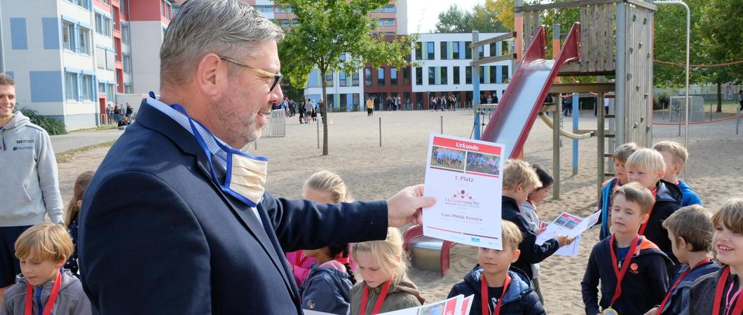 Die Helios Kliniken Schwerin haben den Gewinner der Aktion Herzenssache ausgezeichnet