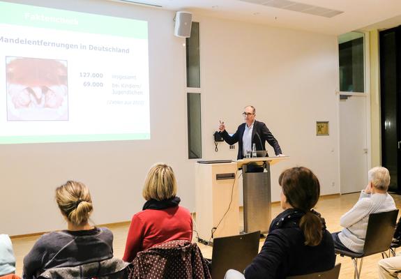 Prof. Martin Jäckel erklärt Zuhörern, wie eine Mandelentfernung abläuft