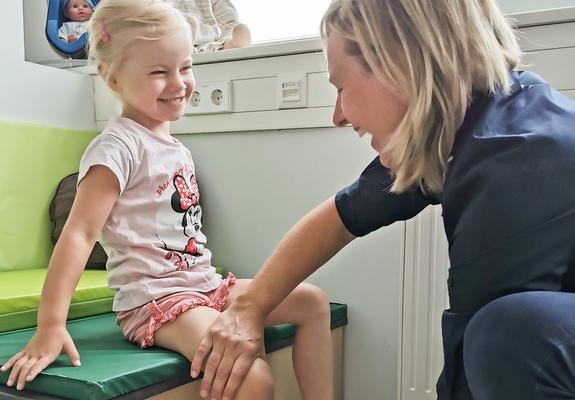 Steffi Dockweiler wirft mit Know-how und Spaß einen kompetenten Blick auf die Fußgesundheit kleiner Patienten