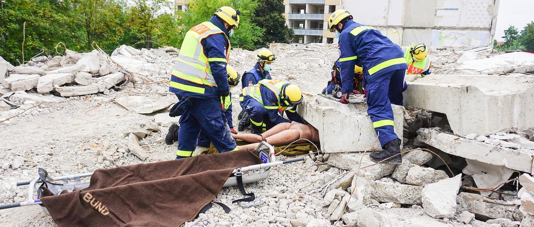 Verschüttete Personen finden, Brände löschen und Betroffene aus dem Haus befreien, den Einsatz von Hunden trainieren und die Kommunikation aller Beteiligten untereinander stärken