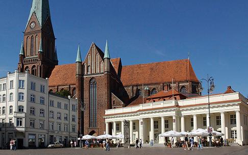 Stadtfuehrung-Schwerin Marktplatz-mit-Dom c maxpress liste