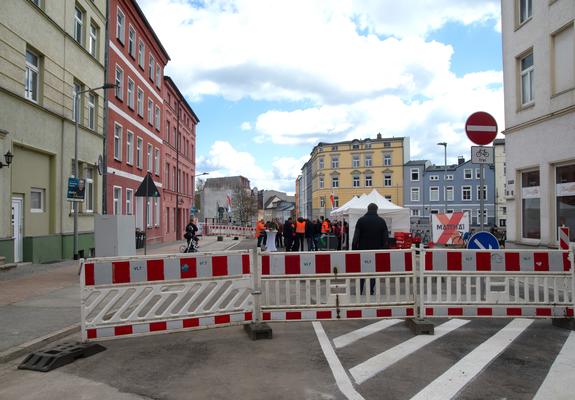 Seit dem 27. April ist der Neubau der Brücke Wallstraße über die Gleise der Deutschen Bahn AG wieder für den öffentlichen Verkehr frei gegeben.