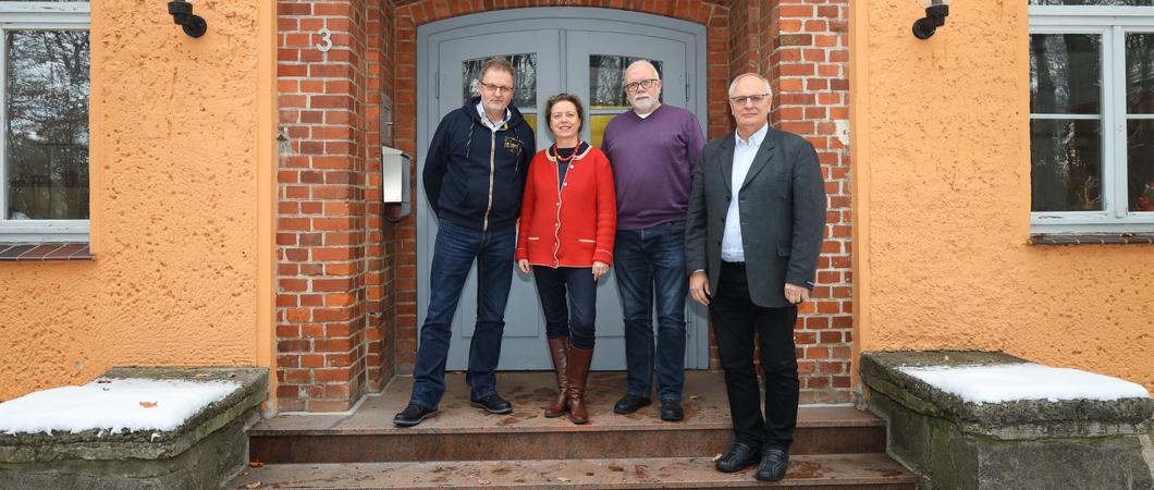 V.l.: Rainer Janik (Ferienzentrums Schwerin), Claudia Baude (AWO SANO), Ulli Gursinski (bisheriger Herbergsvater) und Axel Mielke (AWO Soziale Dienste Westmecklenburg gGmbh) vor der Jugendherberge Schwerin, Foto: maxpres