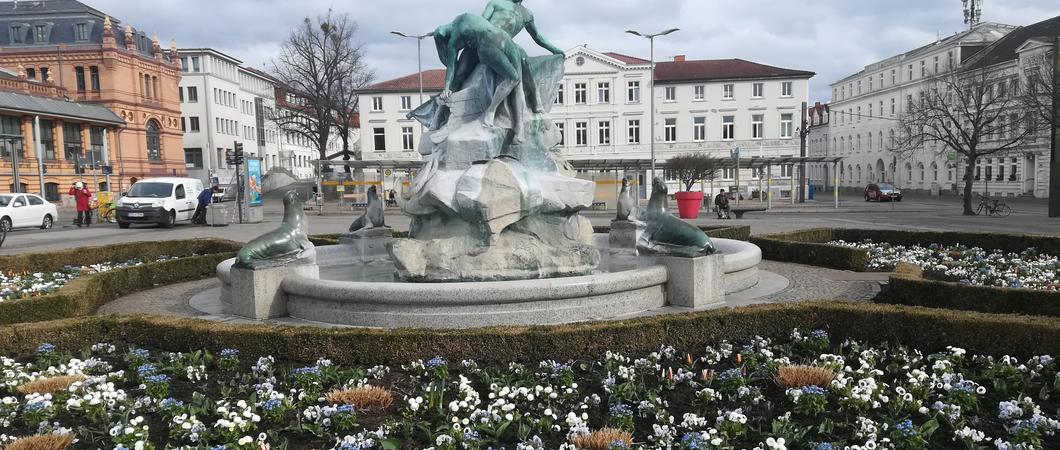 Seit ein paar Tagen blüht und grünt es wieder rund um den Brunnen „Rettung aus Seenot“ am Grunthalplatz.