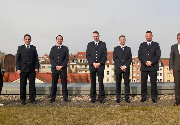 Berufsnachwuchs für die Schweriner Feuerwehr:  Anton Renger, Felix Gaeth und Kevin Behrns haben heute aus den Händen von Oberbürgermeister Rico Badenschier ihre Ernennungsurkunden zum Brandmeister-Anwärter erhalten.