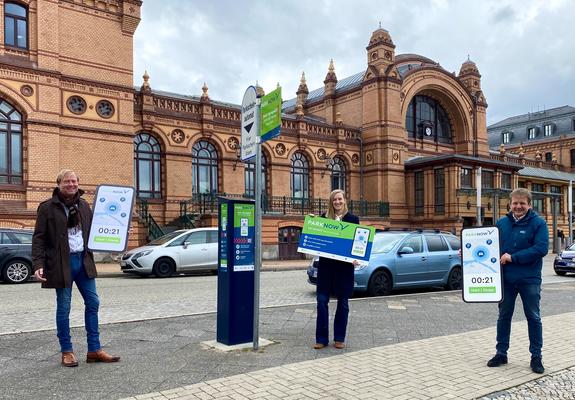 Autofahrerinnen und Autofahrer können ab sofort in Schwerin auf allen kostenpflichtigen Parkflächen mit der Park-App PARK NOW auch einen digitalen Parkschein lösen. Mit nur einem Klick in der App lässt sich der Parkvorgang starten und stoppen.