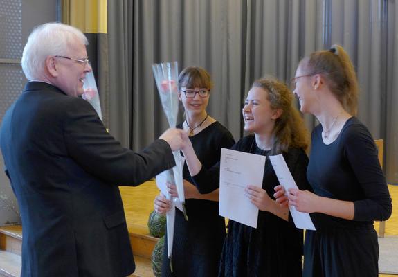 v.l.n.r. Ausschussvorsitzender Volker Ahmels übergibt die Urkunden an Paula Harders (Violoncello), Annika Koll (Klavier) und Emilia Wünsch (Querflöte)  beim Abschlusskonzert des  Regionalwettbewerbs 2019