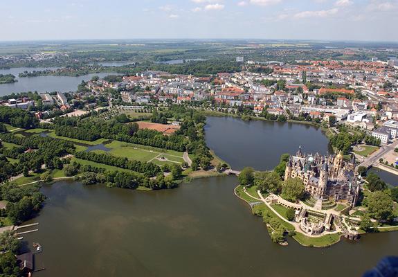 Das Begegnungs- und Mitmachprojekt „WeltPavillon – Mit Bürgern aus allen Ländern ins Gespräch kommen“ gastiert am Samstag, 7. August, von 10:00 bis 18:00 Uhr mit einem Aktionsstand in der Mecklenburgstraße/Ecke Schloßstraße.