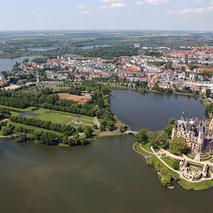 Schwerin-Luftbild-Burgsee-mit-Schloss-und-Schlossgarten c maxpress content 3