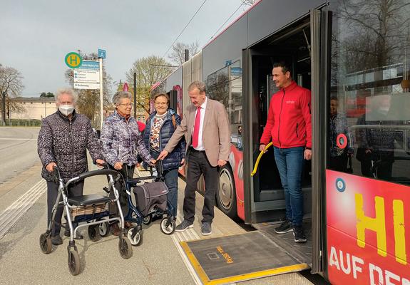 In Bus oder Straßenbahn einzusteigen, kann für Passagiere, die nicht mehr so gut zu Fuß sind, zur Herausforderung werden.