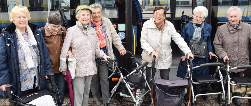 Immer mehr Menschen setzen auf Rollator, E-Scooter und Co. in ihrem Alltag. Dank der voranschreitenden technischen Möglichkeiten haben sich die Geräte zu praktischen Helfer mit Stauraum und Komfort entwickelt.