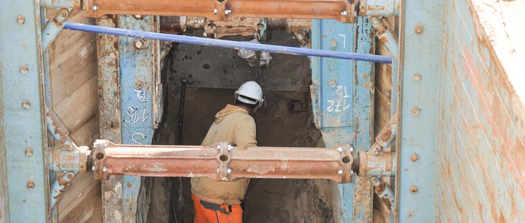 Eine schmale Straße und wenig Platz auf dem Fußweg: Die Baustelle im Buchenweg ist eine Herausforderung