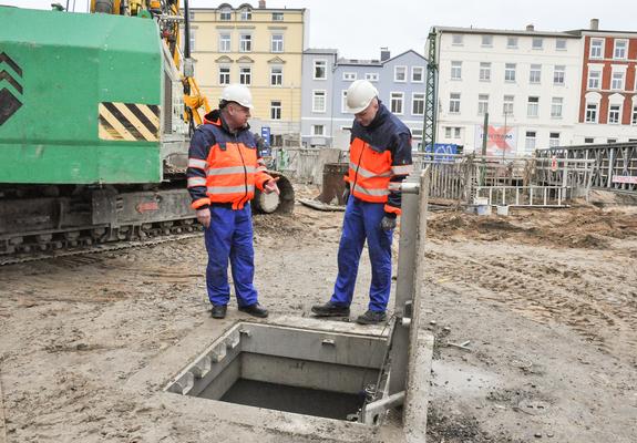 Die Verlegung der neuen  Mischwasserleitung in der Wallstraße gehört zu den spektakulärsten Bauarbeiten der Schweriner Abwasserentsorgung. Durch einen Medienkanal entsorgen künftig zwei Rohre bedarfsabhängig ein vom Gefälle her kompliziertes Einzugsgebiet