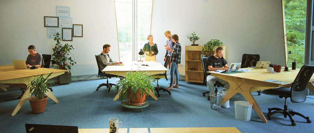 In einem Coworking-Space ist reger Austausch zwischen kreativen Menschen möglich, so wie in den Räumlichkeiten von Wir Bauen Zukunft in Nieklitz