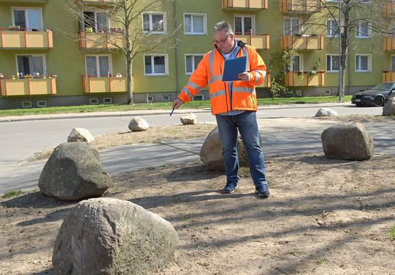 Ulf Gräfner schaut akribisch, ob die Rasenfläche nach einer Nutzung für Schwertransporte wieder ordnungsgemäß hergestellt wurde