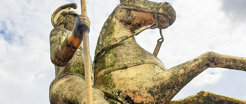 Der Goldene Reiter ist für die Landeshauptstadt, ähnlich wie der Bär für Berlin, ein Wahrzeichen. Schwerin gilt als die älteste der mecklenburgischen Städte und wurde von Heinrich dem ­Löwen im 12. Jahrhundert gegründet.