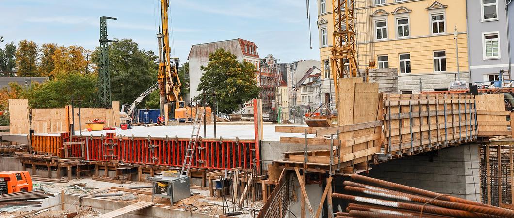 Das tiefe Loch, das monatelang zwischen den beiden Seiten der Wallstraße klaffte, ist so gut wie geschlossen und das Bauwerk sieht schon fast wieder aus wie eine Brücke. Dazu wird die Brückendecke jedoch wieder abgesenkt.