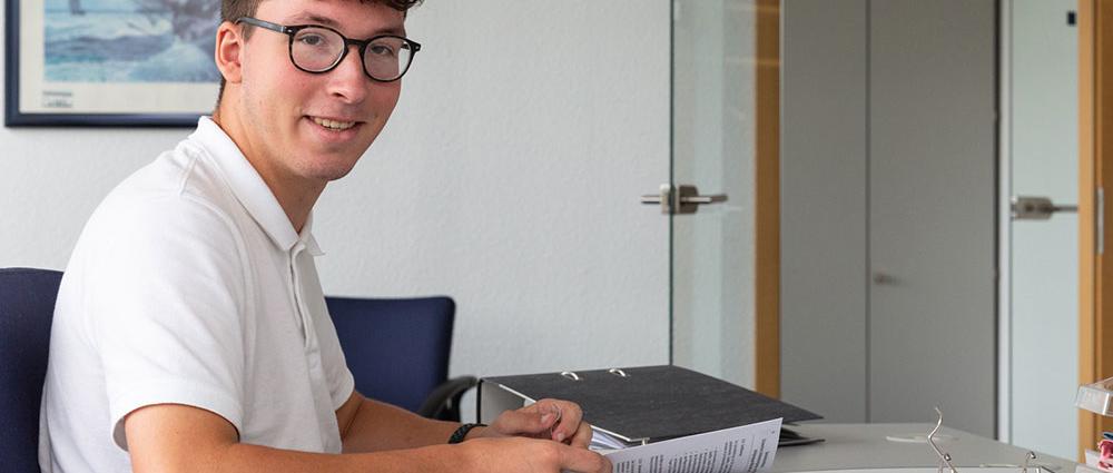 Christopher-Daniel Marquardt hat seine Ausbildung zum Kaufmann für Büromanagement begonnen und lernt dabei alle Unternehmensbereiche kennen