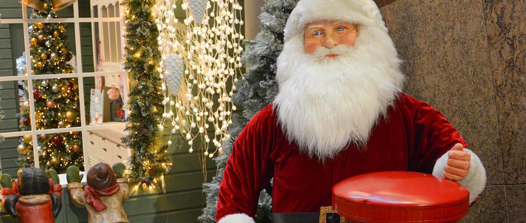 Das Schlosspark-Center mit seiner sieben Meter hohen Tanne und der wunderbaren Deko bringt festlichen Glanz und schafft ein stimmungsvolles Ambiente in der Vorweihnachtszeit.