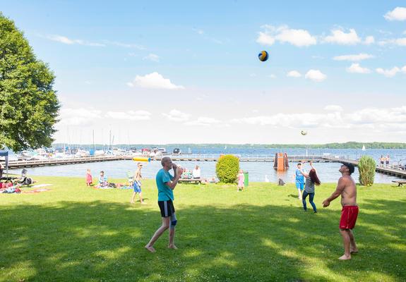 Sommerferien sind die Zeit für Erholung und gemeinsame Stunden mit der Familie. Zusammen in den Urlaub zu fahren und Ausflüge zu machen, ist für viele Menschen der Höhepunkt des Jahres.